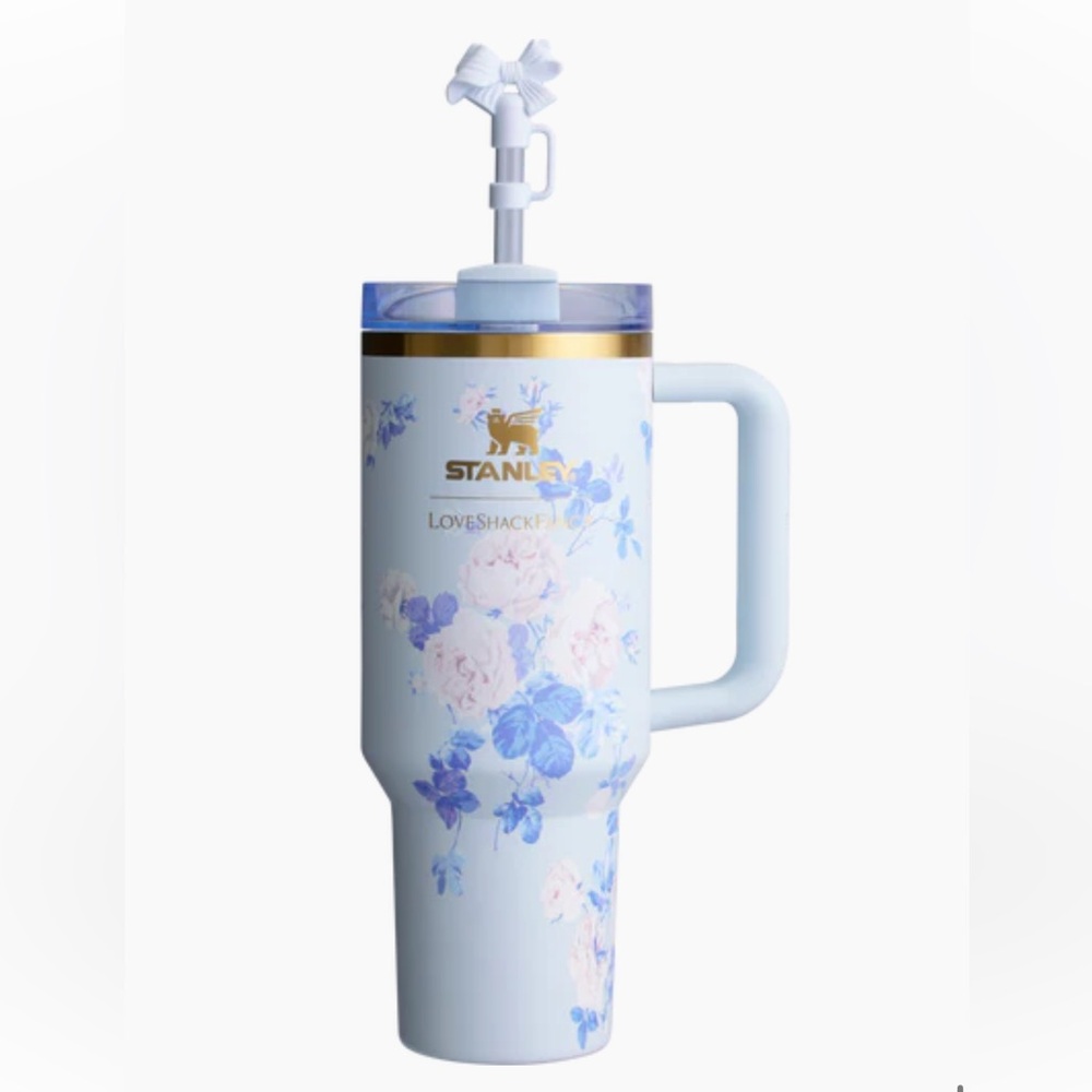 STANLEY X LOVESHACKFANCY QUENCHER
40 OZ everblooming Rosettes Limited Edition